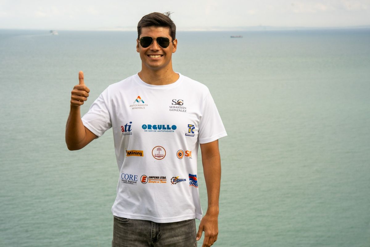Sebastián González busca cruzar el canal Kaiwi en Hawái